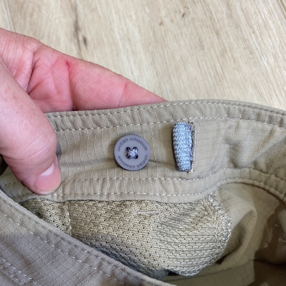 Under Armor loose fit cargo khaki short boys size xl w/ adjustable waiste - Picture 5 of 6